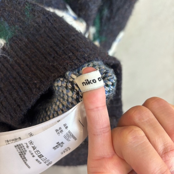 Niko and Abstract V-Neck Cardigan, Size M - Picture 7 of 11